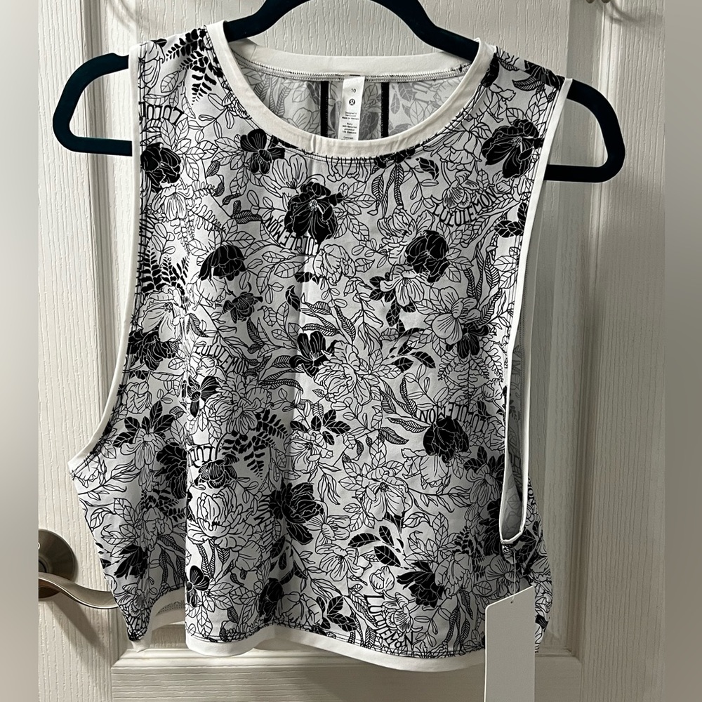 NWT lululemon Muscle love tank *shine